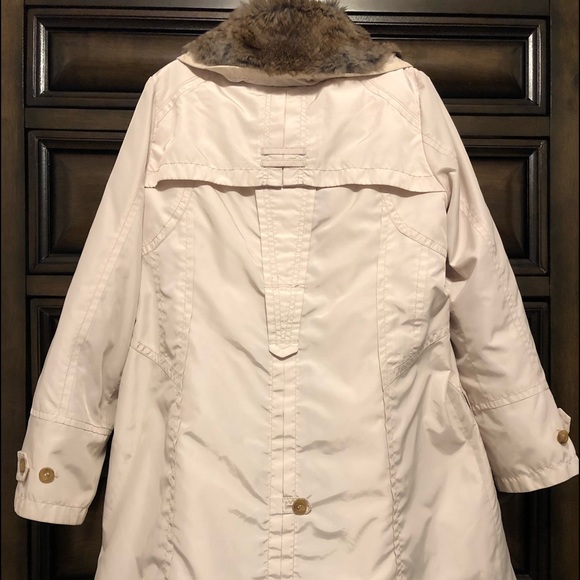 Women Raincoat - Picture 10 of 16